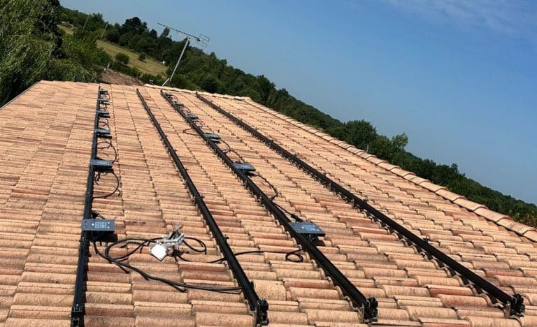 toiture avec installation de rails de pose de panneaux photovoltaïques à Agen