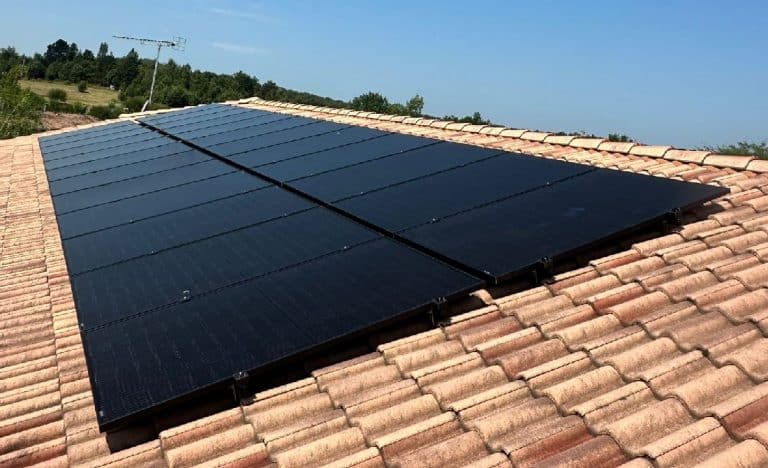 Panneaux photovoltaïques monocristallin installés sur une toiture en Lot et Garonne