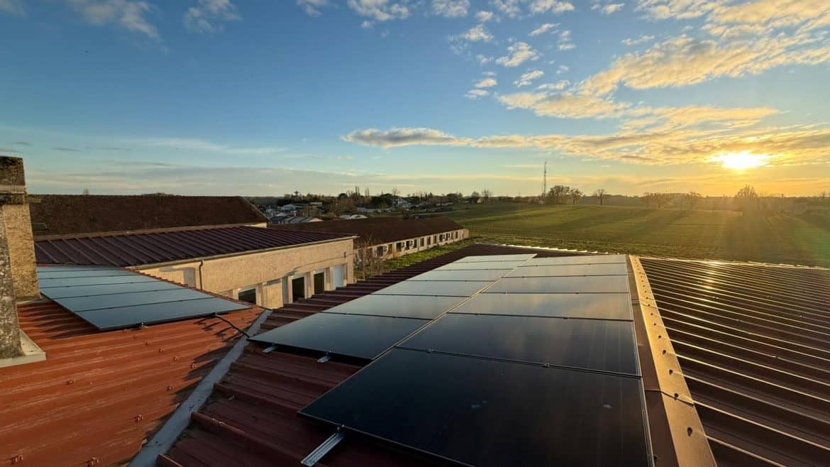 Magnifique photo prise depuis un toit à Miramont de guyenne montrant une installation de panneaux photovoltaïques en autoconsommation