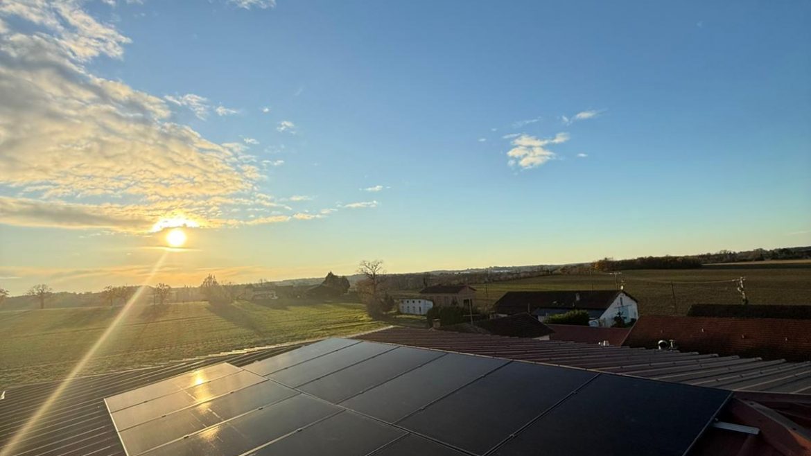 Intallation panneaux photovoltaïques de 9 kWc au coucher du soleil de miramont-de-guyenne