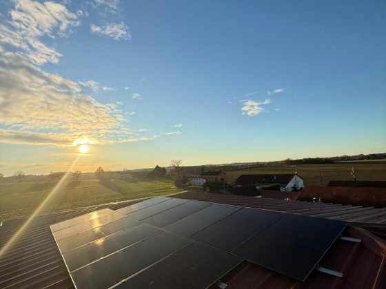 Intallation panneaux photovoltaïques de 9 kWc au coucher du soleil de miramont-de-guyenne