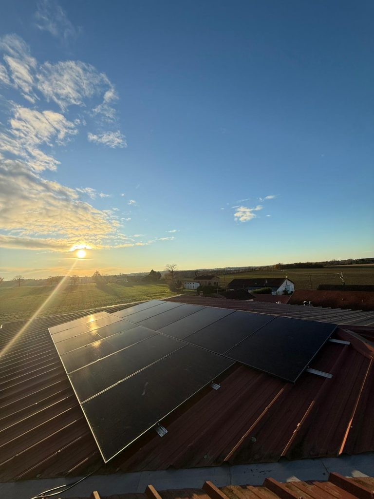 Intallation panneaux photovoltaïques de 9 kWc au coucher du soleil de miramont-de-guyenne