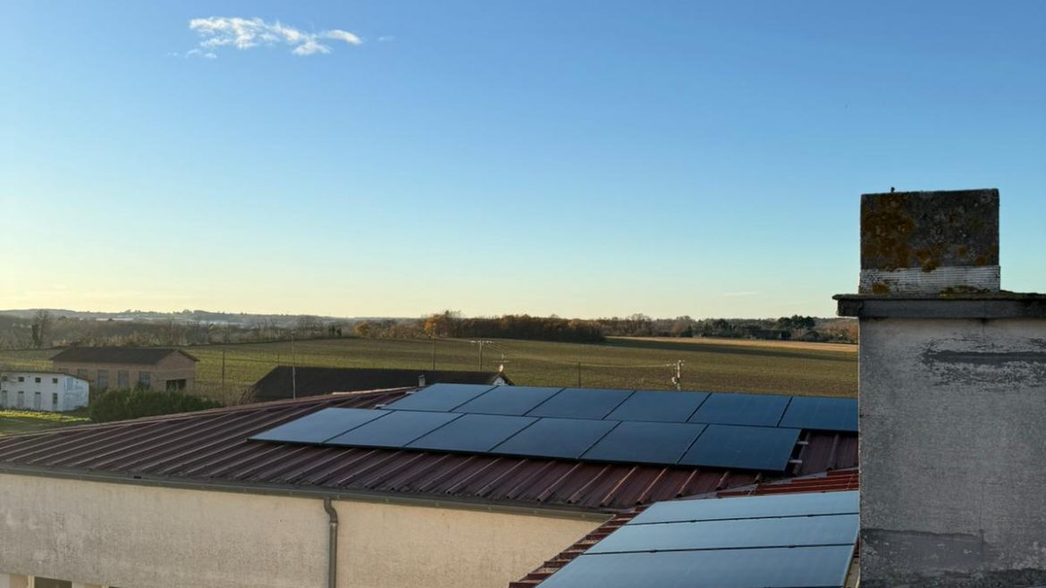 Installations de 18 panneaux de 500 Wc sur une toiture métallique pour produire sa propre électricité en autoconsommation