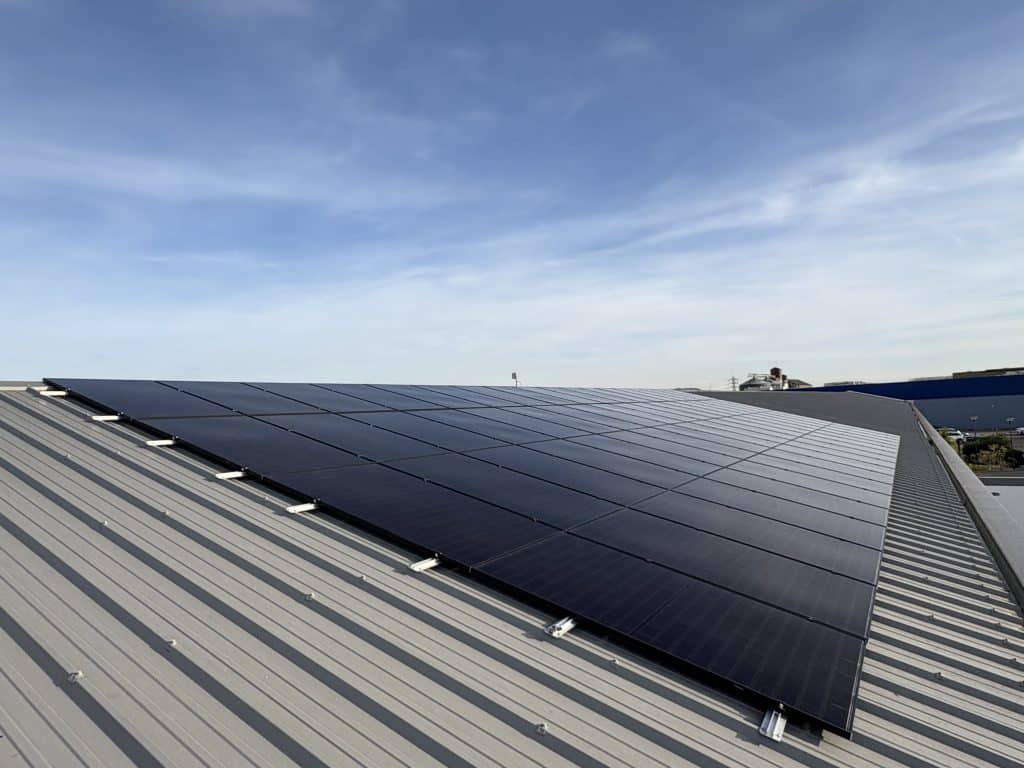 Photo de panneaux photovoltaïques chez un professionnel avec plus de 70 panneaux