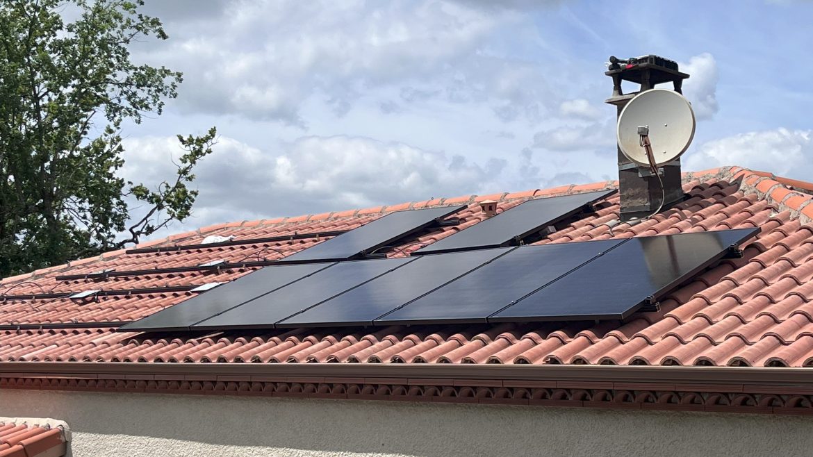 Photo pendant la pose du système photovoltaïques de 6kWc