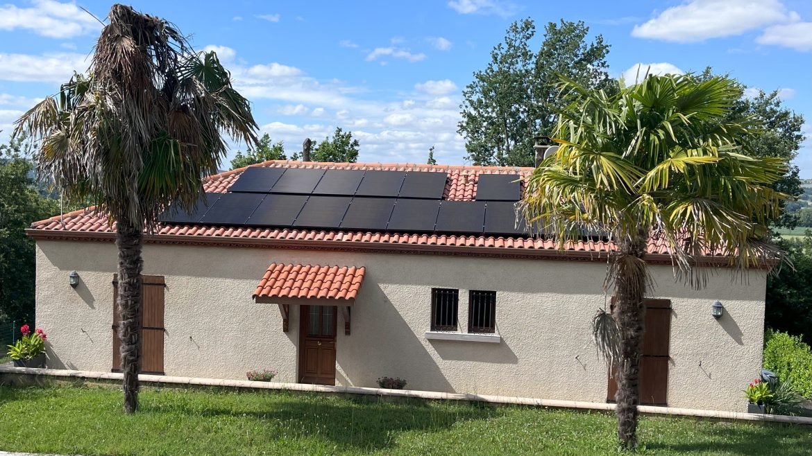 Vue de l'ensemble de la pose photovoltaïque, permettant à notre client de consommer sa propre énergie tout en faisant des économies.