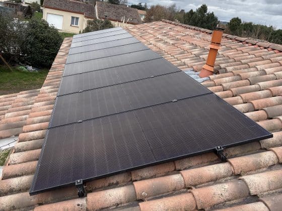 Photo prise sur un toit montrant la jolie pose de panneaux photovoltaïques 4.5kwc à Brax