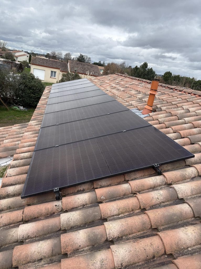 Photo prise sur un toit montrant la jolie pose de panneaux photovoltaïques 4.5kwc à Brax