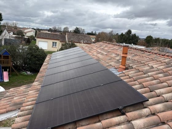 Installation de panneaux photovoltaïques pour une énergie propre et durable.
