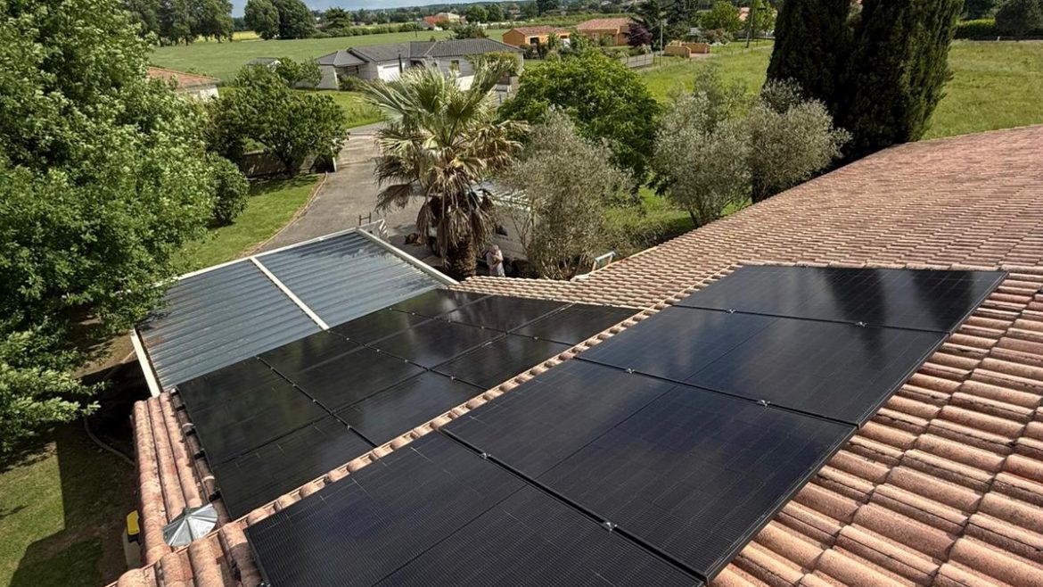 Valorisation de votre toiture avec des panneaux photovoltaïques modernes et efficaces.